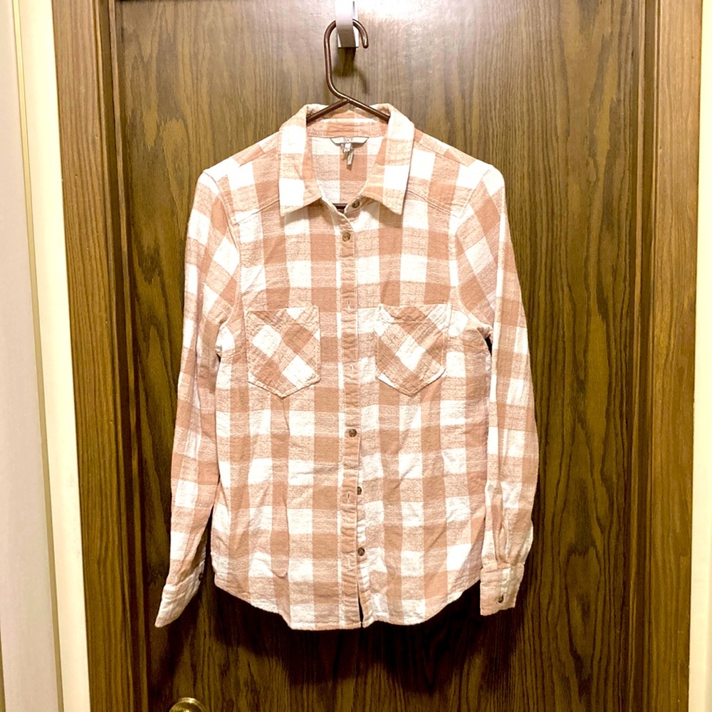 Women’s vented long sleeve western performance shirt. Tan/white.